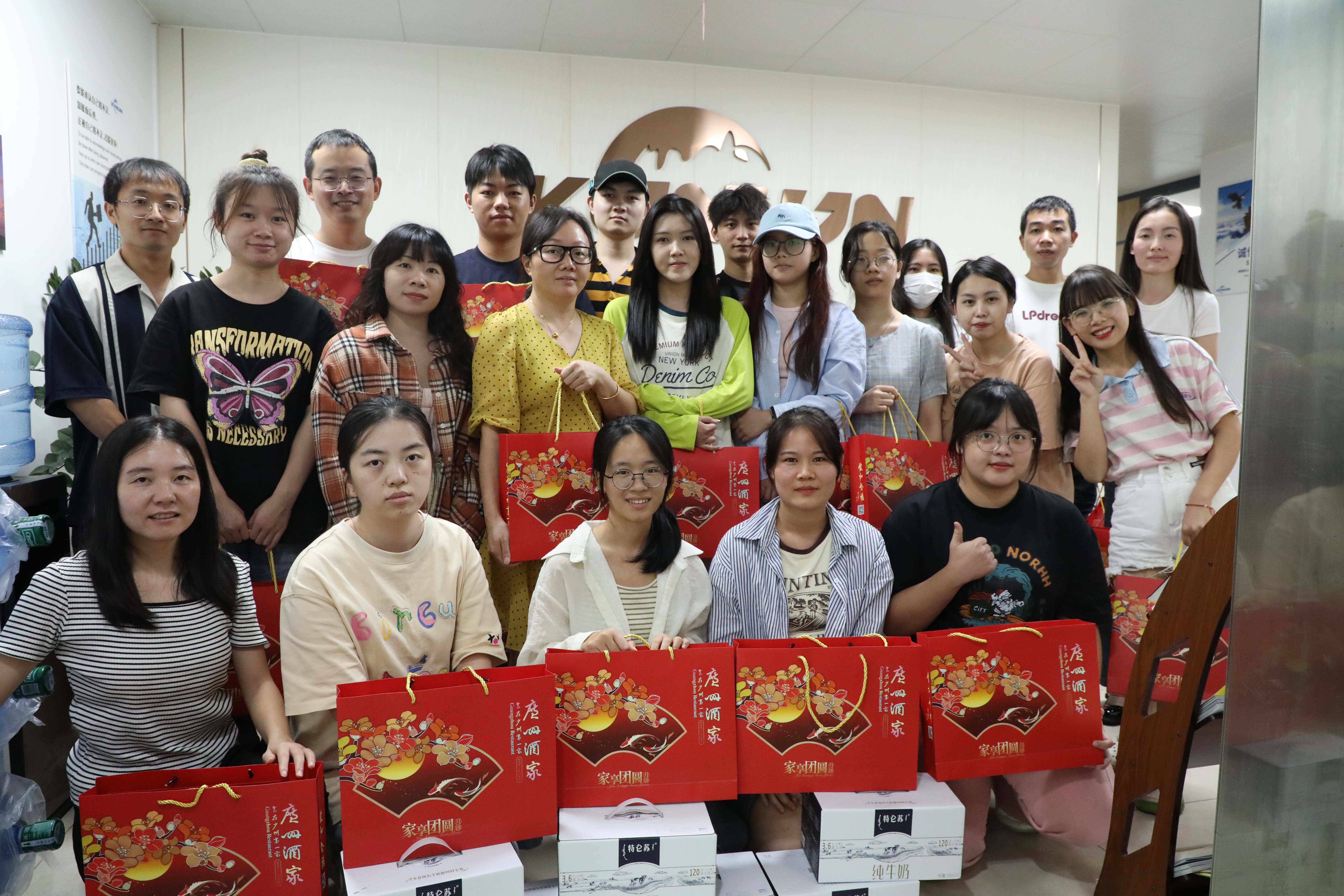 中秋生(shēng)日(rì)聚餐歡樂(yuè)時(shí)光(guāng)
